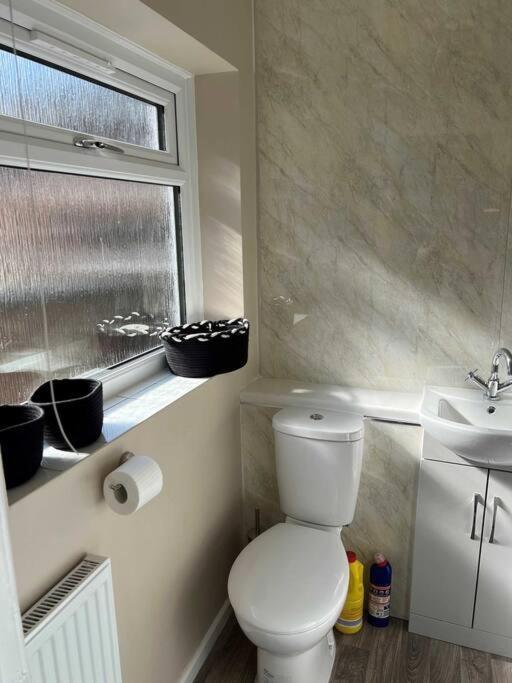 Spacious 2-Bedroom House In Stockton Heath With Free Wifi By Amazing Spaces Relocations Ltd Warrington  Exterior foto