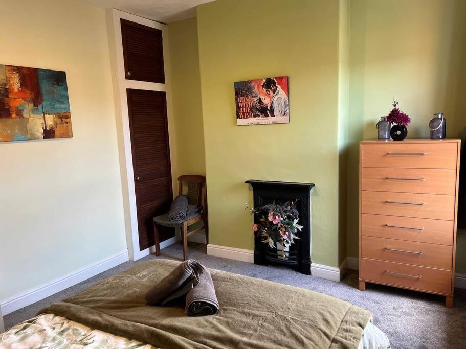 Spacious 2-Bedroom House In Stockton Heath With Free Wifi By Amazing Spaces Relocations Ltd Warrington  Exterior foto