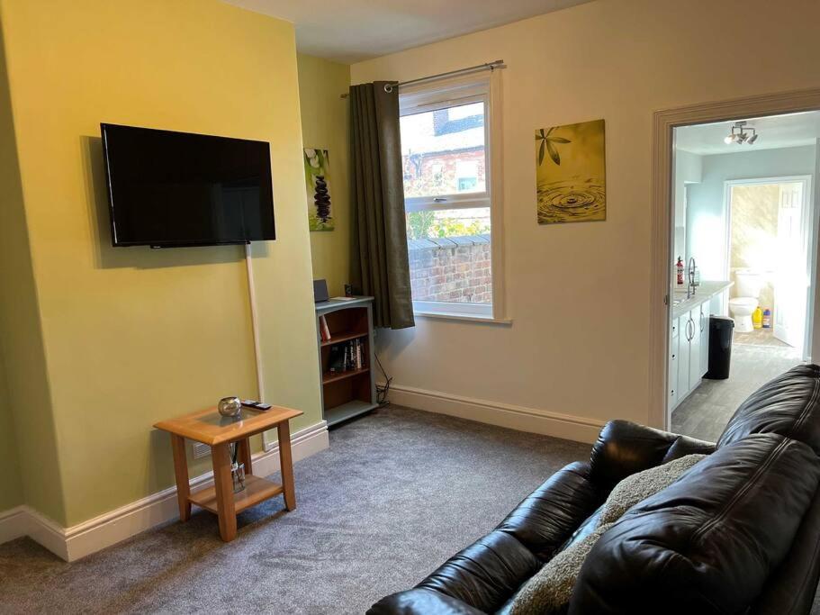 Spacious 2-Bedroom House In Stockton Heath With Free Wifi By Amazing Spaces Relocations Ltd Warrington  Exterior foto