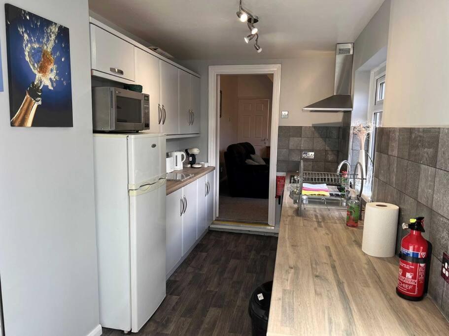 Spacious 2-Bedroom House In Stockton Heath With Free Wifi By Amazing Spaces Relocations Ltd Warrington  Exterior foto