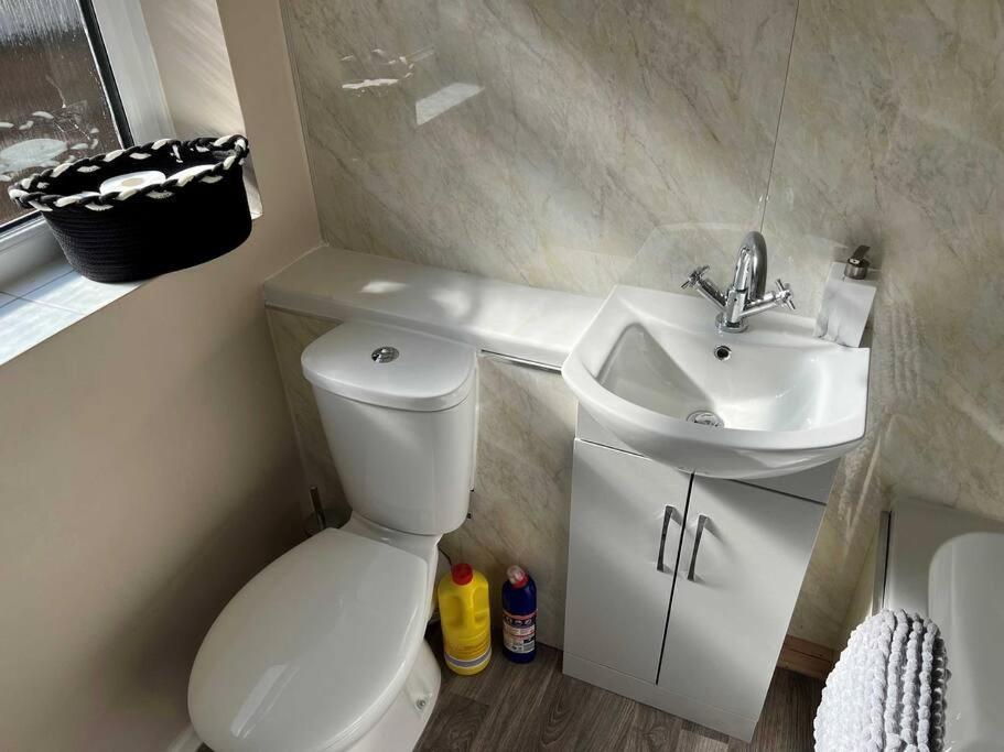 Spacious 2-Bedroom House In Stockton Heath With Free Wifi By Amazing Spaces Relocations Ltd Warrington  Exterior foto