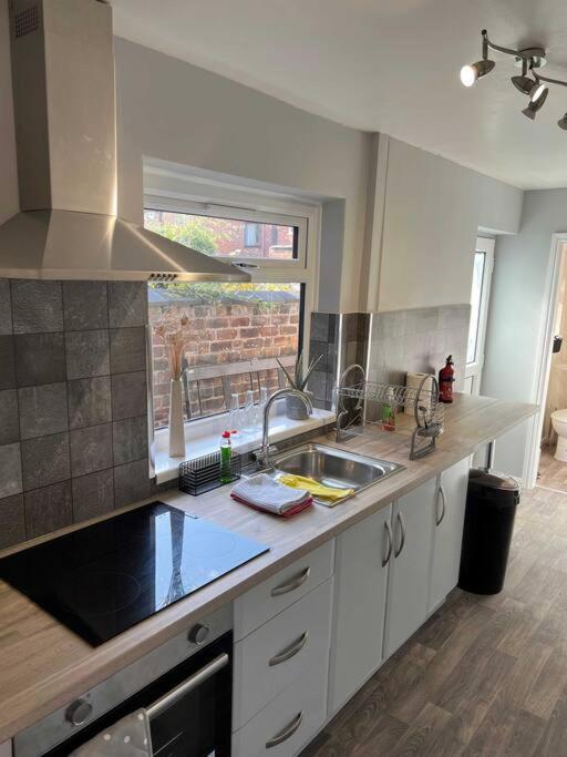 Spacious 2-Bedroom House In Stockton Heath With Free Wifi By Amazing Spaces Relocations Ltd Warrington  Exterior foto