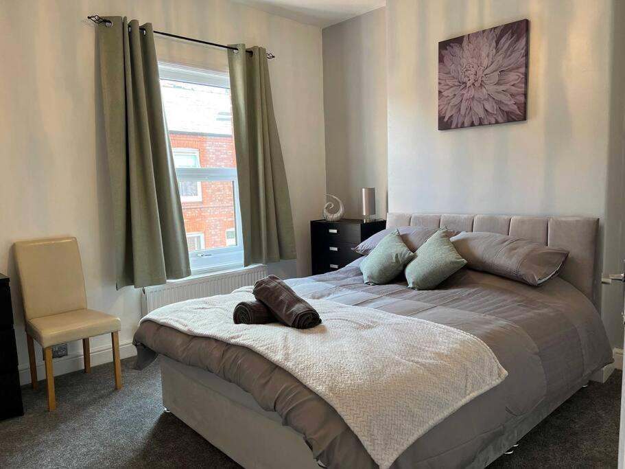 Spacious 2-Bedroom House In Stockton Heath With Free Wifi By Amazing Spaces Relocations Ltd Warrington  Exterior foto