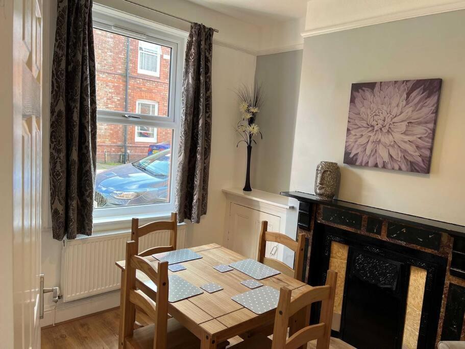 Spacious 2-Bedroom House In Stockton Heath With Free Wifi By Amazing Spaces Relocations Ltd Warrington  Exterior foto