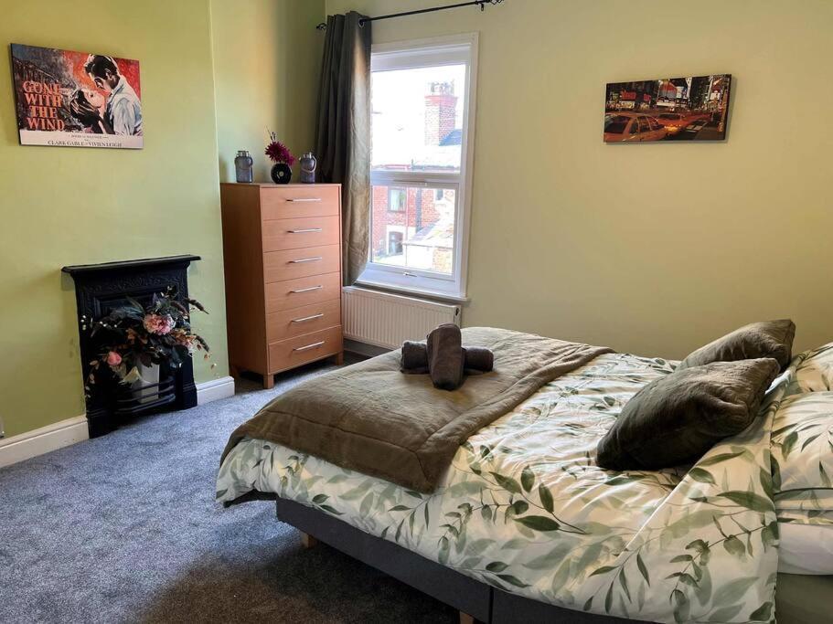 Spacious 2-Bedroom House In Stockton Heath With Free Wifi By Amazing Spaces Relocations Ltd Warrington  Exterior foto