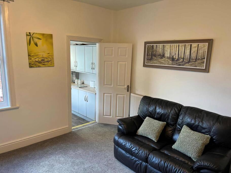 Spacious 2-Bedroom House In Stockton Heath With Free Wifi By Amazing Spaces Relocations Ltd Warrington  Exterior foto